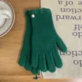 Gros plan des détails de gants tricotés d'hiver, laine vert foncé avec bouton délicat. - 23cm x 8cm / Vert Foncé