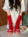 Gros plan détaillé de mitaines en tricot rouge vif, texture confortable, design sans doigts. - Taille unique / Rouge