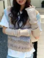 Vue détaillée de longs chauffe-bras tricotés beiges avec texture côtelée, accessoire de mode. - Taille unique / Beige