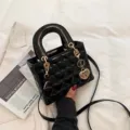 Schwarze Lackleder gesteppte Herz Handtasche mit Griff und Schultergurt, Umhängetasche. - L / Schwarz