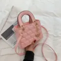 Rosa Handtasche aus Lackleder mit Herz-Steppung, goldener Kette und Schulterriemen. - L / Rosa
