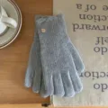 Détail de gants tricotés gris texture côtelée, accessoire d'hiver chaud gros plan. - 23cm x 8cm / Gris Clair