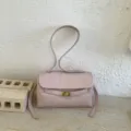 Ροζ τσάντα ώμου από μαλακό δέρμα με μεταλλική κλειδαριά, vintage γυναικεία παραλλαγή. - Ροζ
