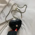 Zwarte gewatteerde hart schoudertas met gouden ketting en camelia sluiting variante - Zwart