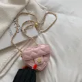 Roze gewatteerde hart schoudertas, schattige mini crossbody tas met gouden ketting voor dames. - Roze
