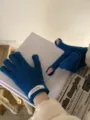 Guantes de punto azul con dedos separados y etiqueta, elegantes y cálidos para otoño e invierno. - Azul zafiro