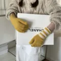 Ζεστά γάντια πλεκτά οθόνης αφής χειμώνα για γυναίκες με χαριτωμένο ριγέ σχέδιο. - 27cmX7cm / Kitrini