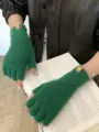 Vista detallada y cercana de unos cómodos guantes de punto verde para la temporada. - 21 cm x 8 cm / Verde esmeralda