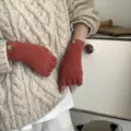Primer plano de guantes de punto sin dedos en naranja, mostrando textura suave y detalles finos. - 21 cm x 8 cm / Rojo carmín