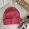 Gros plan de bonnet en tricot rose, texture côtelée douce avec revers, style confortable. - Taille unique (54-60 cm) / Rose rouge