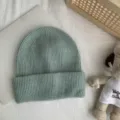 Vue détaillée d'un bonnet en tricot côtelé vert sauge, bonnet d'hiver confortable pour femmes. - Taille unique (54-60 cm) / Bleu