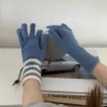 Μπλε και λευκά ριγέ πλεκτά γάντια αφής για γυναίκες, ζεστά μάλλινα γάντια για τον χειμώνα. - 27cmX7cm / Μπλε της Ομίχλης