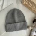 Bonnet côtelé gris confortable pour femme, chapeau d'hiver en laine douce, chaud et casual - Taille unique (54-60 cm) / Gris