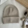 Bonnet en tricot beige vue détaillée, bonnet d'hiver doux en laine avec texture côtelée. - Taille unique (54-60 cm) / Khaki