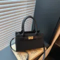 Elegante borsa a mano nera da donna, borsa a tracolla versatile con manico e chiusura. - Nero