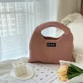 Vista detallada del lindo bolso de punto rosa con un fondo acogedor y bonita decoración. - S / Rosa
