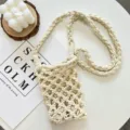 Beige Makramee Handytasche handgefertigt gewebte Umhängetasche lässiger Sommer Strand Alltag. - Gebrochenes Weiß