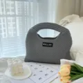 Vista detallada del bolso de punto gris, bolso tejido minimalista con textura y diseño. - S / Gris