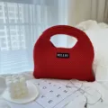 Rote Strickhandtasche mit Bonbonfarb-Design, weicher Textur und schickem Label-Detail für den Alltag. - S / Rot