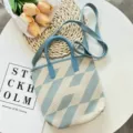 Blau-weiße Stricktasche mit doppelten Henkeln und verstellbarem Schultergurt für den Alltag. - Himmelblau