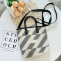 Schicke schwarz-weiße geometrische Strick-Tasche mit Schultergurt für den täglichen Einkauf. - Schwarz
