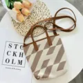 Detaillierte gestrickte Handtasche mit braunem geometrischem Muster für Damen. - Khaki