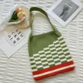 Sac cabas epaule en tricot vert avec motif geometrique chic et rayure rouge tres elegante. - Style Carreaux Vert Clair / 30cmx59cm
