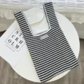 Sac fourre-tout décontracté en tricot rayé noir et blanc sac gilet creux pour le shopping quotidien. - Noir
