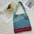 Sac bandoulière en tricot vert avec motif géométrique et rayure rouge en bas, sac fourre-tout. - Style Carreaux Bleu Ciel / 30cmx59cm