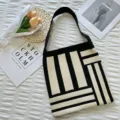 Vue détaillée d'un sac cabas en tricot noir et blanc avec motif géométrique et bandoulière. - Style Rayure Noir Beige / 30cmx59cm