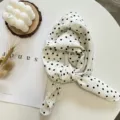 Vue rapprochée détaillée d'un foulard élégant à pois blancs avec bordure de perles. - 60cmx60cm / 10-Pois Blanc Noir