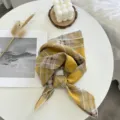Foulard carre en coton a motif carreaux jaunes classique, accessoire minimaliste polyvalent. - Ligne Carré Jaune