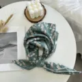 Charmant carré de coton floral vert foncé, détail de foulard à fleurs vintage chic. - Bleu Clair Muguet