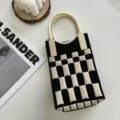 Vue détaillée du sac de téléphone à carreaux tricoté noir et blanc, style minimaliste. - 04#-Noir Damier / Taille unique
