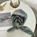 Foulard carre en coton a imprimé floral bleu, élégant accessoire de cou et de cheveux. - Bleu Clair Ipomée