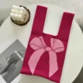 Sac cabas en tricot avec motif de nœud rose, vue détaillée montrant texture douce. - Rose Rouge et Rose avec Nœud / Taille unique
