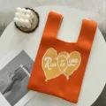 Sac cabas en tricot orange avec motif cœur jaune et texte Run to you, sac élégant. - Orange avec Cœur Contraste / Taille unique