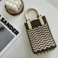 Vue détaillée du mini sac de téléphone en tricot marron beige avec motif zigzag. - 10#-Café Ondulé / Taille unique