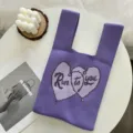 Détail de sac cabas en tricot violet avec jacquard cœur et motif texte contrasté. - Violet avec Cœur Contraste / Taille unique