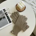 Gebreide handschoenen detail met gezellige warme winterwol textuur en elegant polslogo labeltje. - Eén Maat (23cmX9cm) / Khaki
