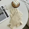 Detailopname van gezellige ecru gebreide handschoenen met geribde boorden voor de winter. - Eén Maat (23cmX9cm) / Wit
