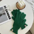 Detailopname van groene winter gebreide handschoenen met premium wollen textuur. - Eén Maat (23cmX9cm) / Heldergroen