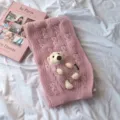 Écharpe en tricot torsadé rose avec joli ours 3D, écharpe d'hiver chaude et douce pour femmes. - Rose / Taille Unique (160cmX20cm)