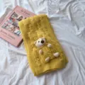 Vue détaillée de l'écharpe en tricot torsadé avec ours, texture douce et chaude pour l'hiver. - Jaune / Taille Unique (160cmX20cm)