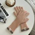 Primer plano de elegantes guantes de punto con puños acanalados en una mesa blanca limpia. - Talla Única (28cmX7cm) / Rosa
