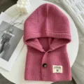 Rosa Strick Kapuzenschal Detail, warme Winter Sturmhaube mit Knopf und Markenlabel. - Rosa