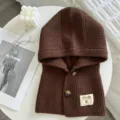 Brauner gestrickter Kapuzenschal mit Knöpfen und Etikett, stylischer warmer Winterschal. - Dunkelbraun