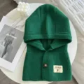 Nahaufnahme des grüne Strick Kapuzenschals, warmer Winter Balaclava Nackenschoner mit Knopf. - Grün