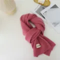 Détail écharpe tricot rose, texture tour de cou hiver cosy gros plan, style mignon. - Rose