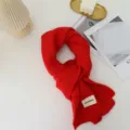 Écharpe en tricot rouge unie pour femmes, tour de cou chaud et confortable d'hiver avec écusson. - Rouge